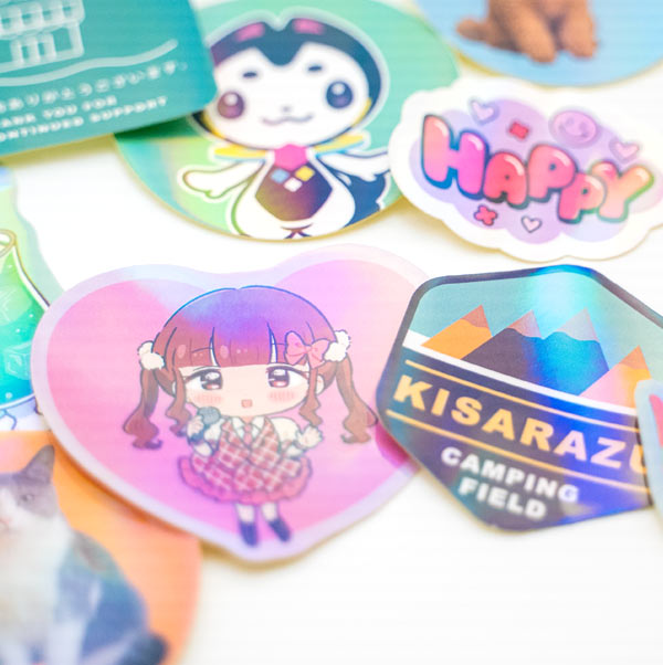 光の角度で虹色に光る、キャラクターとロゴのオーロラステッカー