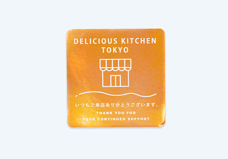 飲食店のロゴとメッセージを入れた角丸四角形のアンダーホロシール