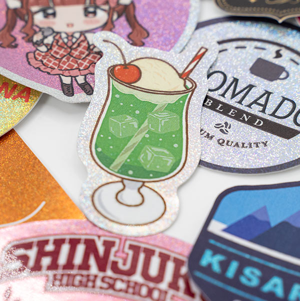 クリームソーダのイラストやカフェのロゴを印刷した、アンダーホロ・ドット（細）シールのアップ