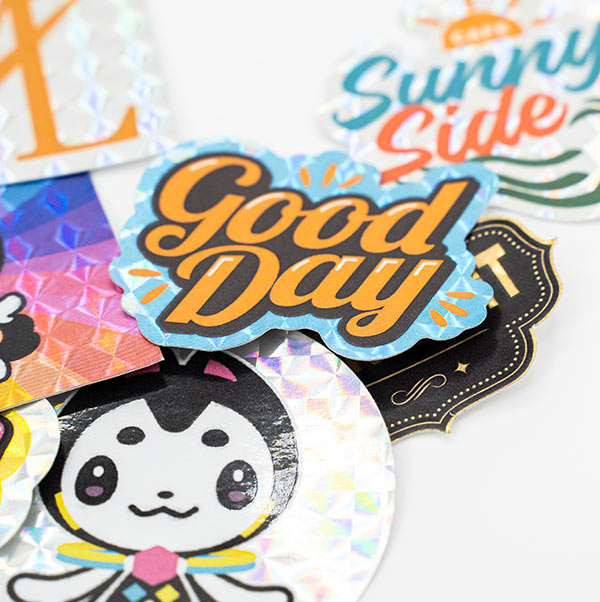 「Good Day」やカフェのロゴを印刷した、アンダーホロ・モザイクシールのアップ